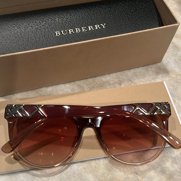 Brand New in box Burberry sunglasses - Picture 9 of 11